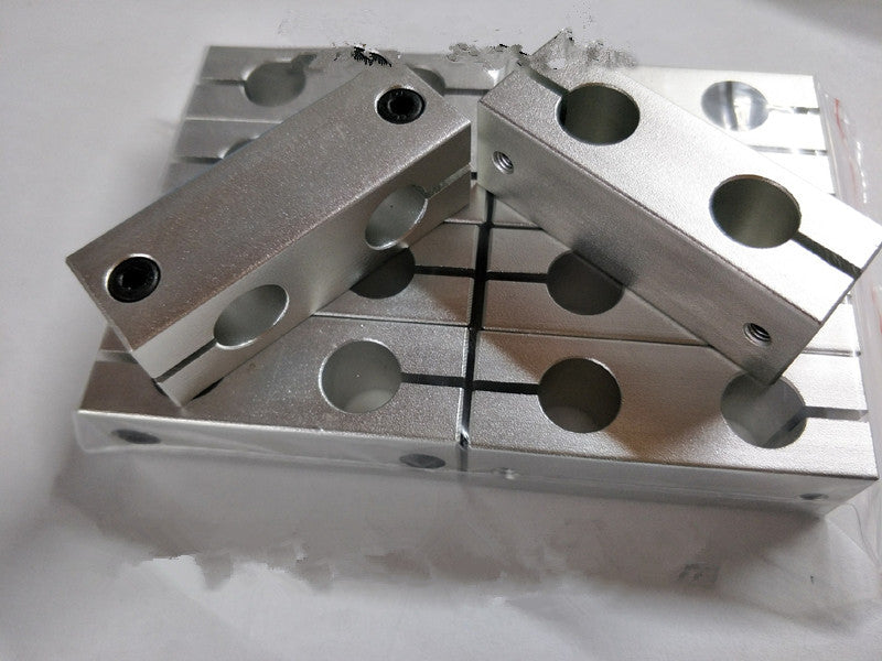 Steel pipe connector fixed by strut clamp