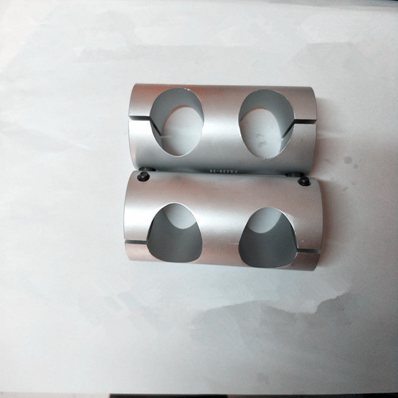 Steel pipe connector fixed by strut clamp